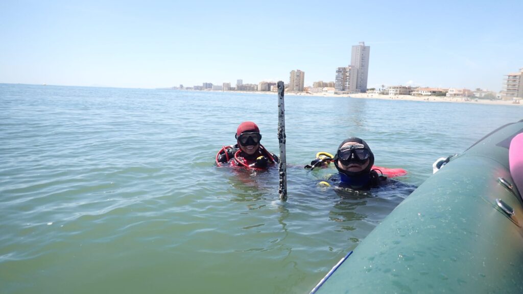 Voluntarios de la Asociación Hippocampus durante la limpieza de fondos marinos en El Perellonet, mayo 2025