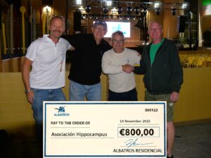 Entrega de donación de 800 euros de Residencial Albatros a la Asociación Hippocampus.