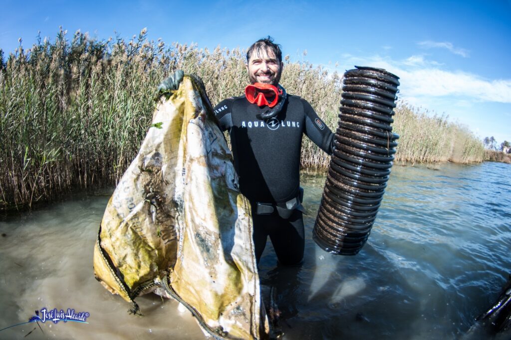 Buzo de la Asociación Hippocampus retirando residuos del fondo marino en el Mar Menor.