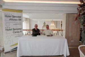 Representantes de la Asociación Hippocampus y del Hotel Sercotel Alfonso XIII durante la firma del acuerdo de colaboración ambiental en Cartagena.