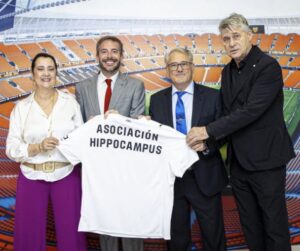 Representantes de la Asociación Hippocampus en el Camp de Mestalla durante el acto de reconocimiento del Valencia CF por su trabajo de conservación marina.