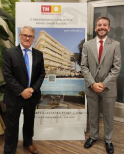 osé Luis Alcaide y José Antonio Oliver, representantes de la Asociación Hippocampus, durante el reconocimiento recibido en Mestalla por su labor en la conservación del Mediterráneo.